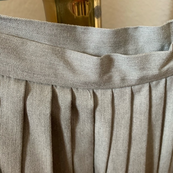 Gray pleated Skirt - Picture 2 of 2